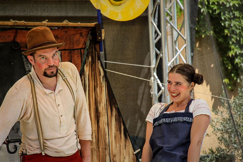 Das Wandertheater Schwalbe bringt das Märchen "Der Frieder und das Katerlieschen" auf die Bühne im Garten des Freilandmuseums Lehde